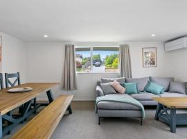 Central Taupo Pet Friendly Retreat With Heat Pumps and Garden, villa in Taupo