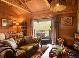 Kingfisher Cabin, Butterwell Farm, Riverside cabin on 40-acre private estate, hotel v destinaci Bodmin