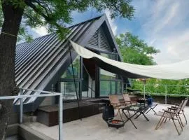 Hidden Spring Entire 7 Bedroom Mountain Villa Near Huashan for Families and Groups