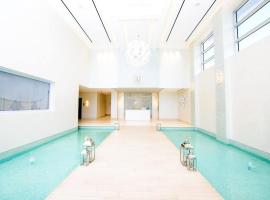 Modern Condo at One Cable Beach with Balcony, hotel in Nassau