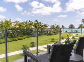 Modern Condo at One Cable Beach with Balcony, hotel di Nassau