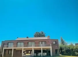 Hermosa Mansión c/pileta y jacuzzi -Barrio privado