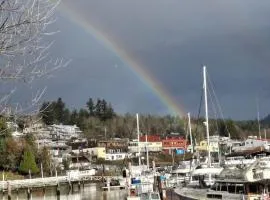 PRIVATE HOUSE and private HOT TUB Seas The Day Pets BBQ Beaches Artists Studio Lower Gibsons The Bay