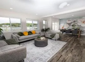 Brand new cozy waterfront house w jacuzzi