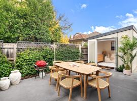 Wellness Escape- 1 Bed Home with Studio & Sauna, Hotel in Melbourne