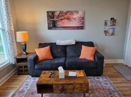 Beautifully Renovated Downtown 1Bed 1 Bath Apt, Pet Friendly, Ferienwohnung in Topeka