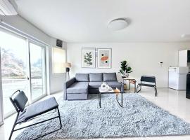 Modern designed property 15 mins from Kumamoto station by Restavio, hotel v destinaci Ozu