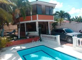 Cabaña con piscina cerca al mar
