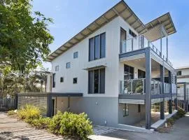 Warragi 5 by Discover Stradbroke - pool