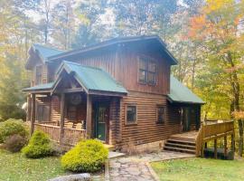 Knotty Dog Lodge- Hot Tub Fire Pit Pet Friendly, hotel i Oakland
