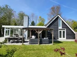 Vakantiehuis met sauna, omheinde tuin & nabij strand VP087