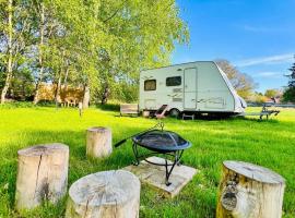 Karavan v březovém háječku, cabin nghỉ dưỡng ở Pačejov