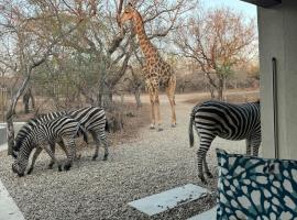 Chui House A Bush Retreat with Pool and AC Near Kruger Gate، فندق في مارلوث بارك