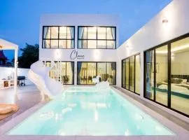 Claire Poolvilla