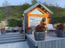 Tumpseys Hideaway with Hot Tub & Sunset Loch Views, Glencoe Near Fort William