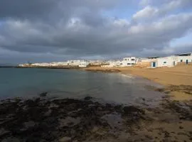 La Casa de La Graciosa、カレタ・デル・セボのヴィラ