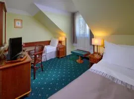 Hotel Selsky Dvur - Bohemian Village Courtyard