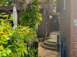 Boshuisje Lila met omheinde tuin voor rustzoekers, naast het bos