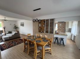 Dom nad jeziorem, hotel di Rokity