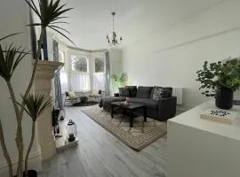 Spacious Flat! Sleeps 7, Pet Friendly and Parking