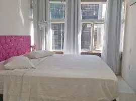 Quarto de casal ensolarado