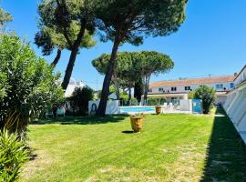 에그모르트에 위치한 숙소 Artemia Aigues-Mortes - H&ocirc;tel avec piscine - Bornes &eacute;lectriques - Parking priv&eacute; - Local v&eacute;lo-moto