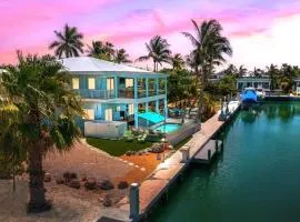 Maison Grand Blue Arenas with Minigolf Canal and Game Room