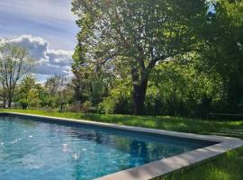 Mas Notre-Dame, Adults only, situation idéale, grand jardin paisible, Hotel in Grospierres