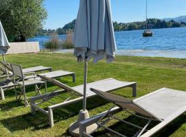 THE BEACH - large apartment with private beach, beach hotel sa Pettenasco