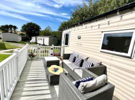 3 Bedroom Caravan with Decking at Newquay Bay Resort, Hotel in Porth