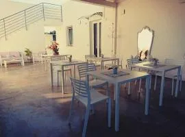 Arneo Rooms
