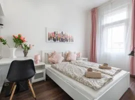 Adorable and Charming 2BR in City Center, Astoria