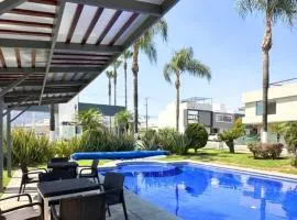 Nueva Galicia residencial, es una propiedad completa al sur de la ciudad que te ofrece modernidad, espacio, tranquilidad, cuenta con 4 recamaras 3 baños completos y 2 cajones de estacionamiento privados