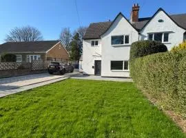 3 bedroom Home in chesterfield with front and back gardens