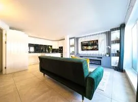 Modern 2Bedrooms with En Suites & Private Balcony