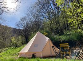 Tente Tipi en pleine for&ecirc;t, luxury tent in Burzet