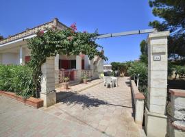 Villetta Giusy con piscina a soli 700 mt dalla spiaggia di San Pietro in Bevagna, hotel in San Pietro in Bevagna