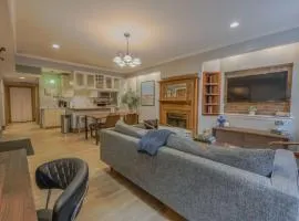 Classic 2Bed 2Bath Apartment w patio in Back Bay