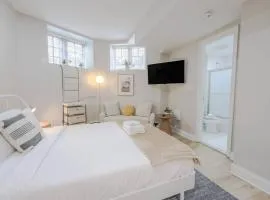 Quaint Studio Apt Steps from Back Bay