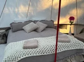 Elämyksellinen majoitus glamping-teltassa