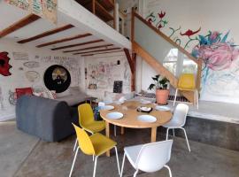 Mini immeuble en entier avec jardin côté Parc，維琪的飯店