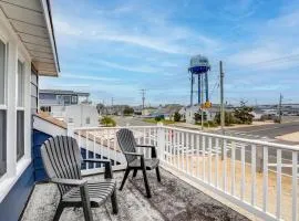 8 Mi Barnegat Lighthouse Apt with Balcony!