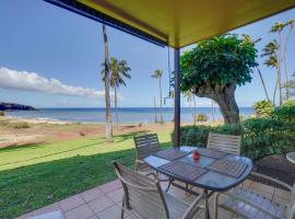 Oceanfront Condo with Pool Access on Molokai!, hotel di Maunaloa