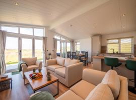 Countryside Lodge Retreat On Golf Course, lodge in Dartmouth