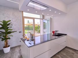 Rimini, 4 Camere con Giardino Privato e Parcheggio Gratuito, Relax a 10 Minuti dal Mare, villa en Casalecchio