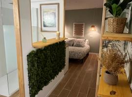 Chambre Sud Doré avec Piscine en saison et SPA en supplément, hotel Paulhan városában