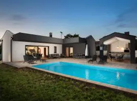 Vila Nora with heated pool