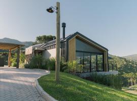 Elegante bangalô de campo 4 - Taquaras Huts, hotel in Rancho Queimado