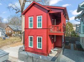 PatioPad~UltraWalkable~Fenced~Pets~Design2Delight!, guest house in Raleigh
