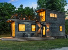 Stunning 2-Story Container Home with Rooftop Terrace, hotel v destinaci Bellmead